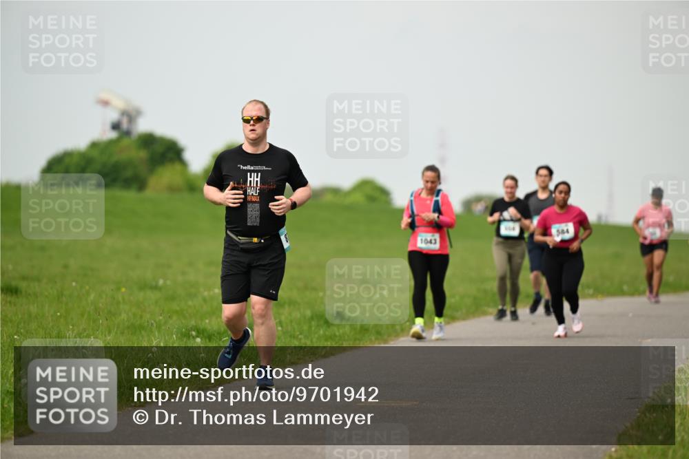 10.05.2026 - 8. Wedeler Halbmarathon Dr. Thomas Lammeyer http://msf.ph/oto/9701942 10.05.2026 11:45:39 Laufen 1043 meine-sportfotos.de