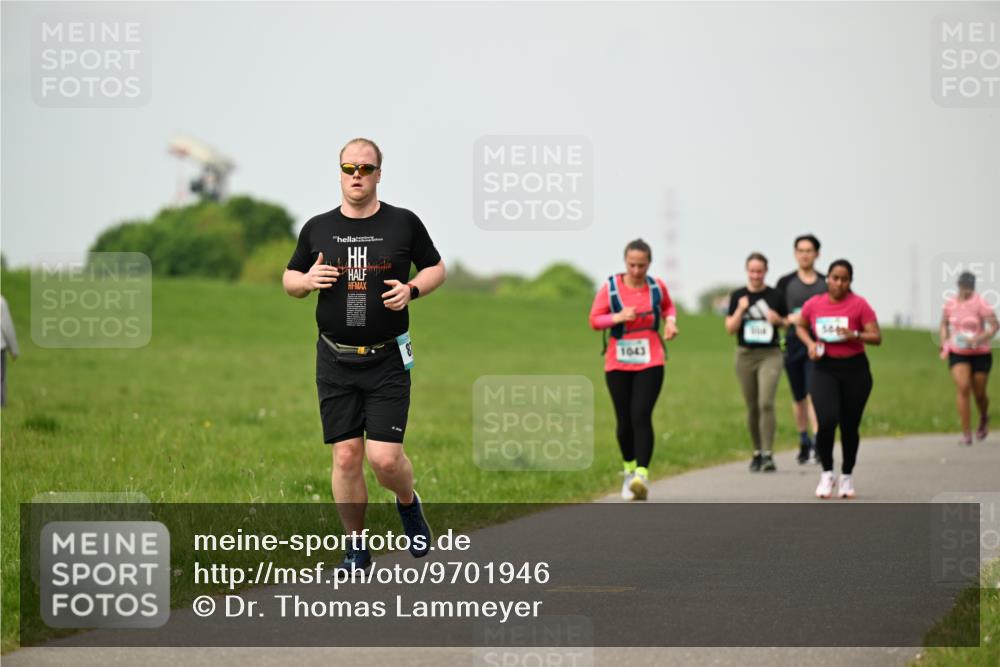10.05.2026 - 8. Wedeler Halbmarathon Dr. Thomas Lammeyer http://msf.ph/oto/9701946 10.05.2026 11:45:39 Laufen 1043 meine-sportfotos.de