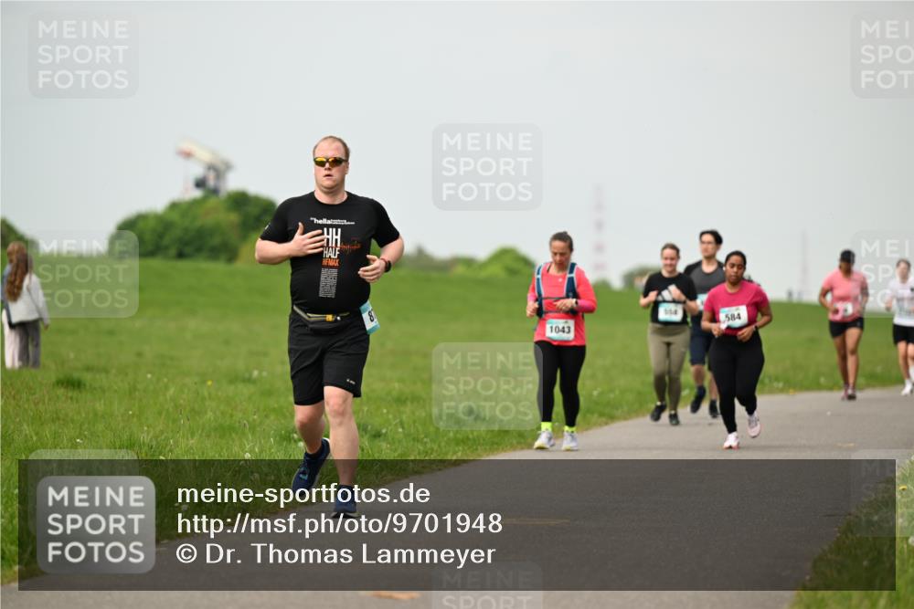 10.05.2026 - 8. Wedeler Halbmarathon Dr. Thomas Lammeyer http://msf.ph/oto/9701948 10.05.2026 11:45:39 Laufen 584, 1043 meine-sportfotos.de