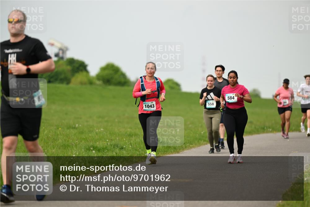 10.05.2026 - 8. Wedeler Halbmarathon Dr. Thomas Lammeyer http://msf.ph/oto/9701962 10.05.2026 11:45:42 Laufen 1043, 558, 584 meine-sportfotos.de