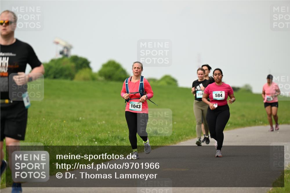 10.05.2026 - 8. Wedeler Halbmarathon Dr. Thomas Lammeyer http://msf.ph/oto/9701966 10.05.2026 11:45:42 Laufen 1043, 558, 584 meine-sportfotos.de