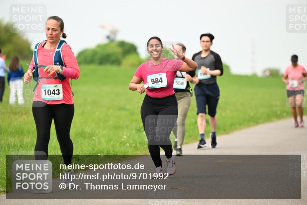 10.05.2026 - 8. Wedeler Halbmarathon Dr. Thomas Lammeyer http://msf.ph/oto/9701992 10.05.2026 11:45:46 Laufen 1043, 584, 558 meine-sportfotos.de