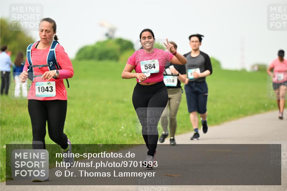 10.05.2026 - 8. Wedeler Halbmarathon Dr. Thomas Lammeyer http://msf.ph/oto/9701993 10.05.2026 11:45:47 Laufen 1043, 584, 558 meine-sportfotos.de