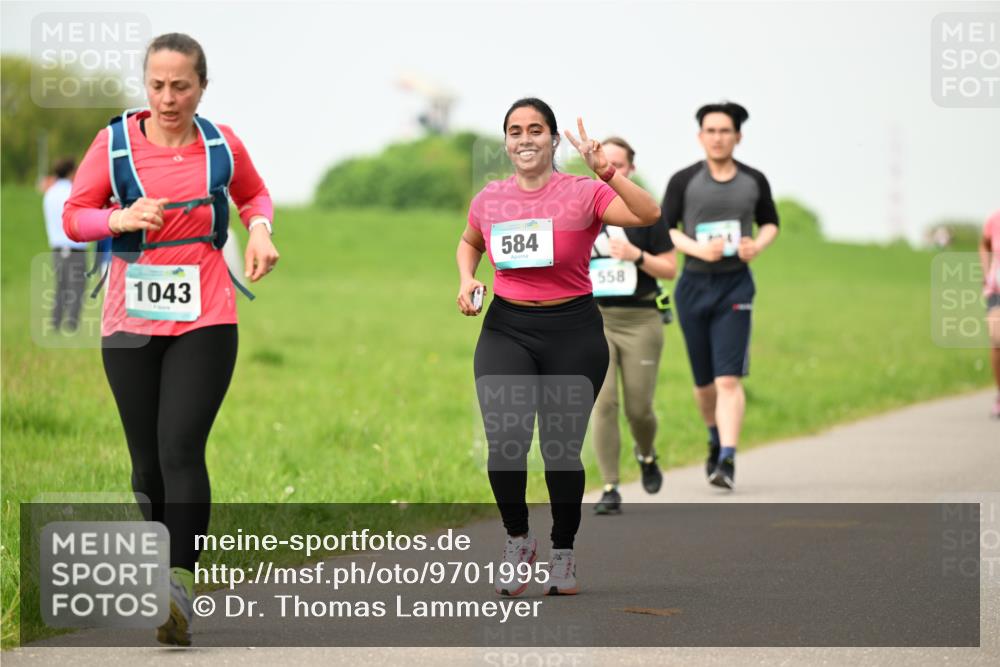 10.05.2026 - 8. Wedeler Halbmarathon Dr. Thomas Lammeyer http://msf.ph/oto/9701995 10.05.2026 11:45:47 Laufen 1043, 584, 558 meine-sportfotos.de
