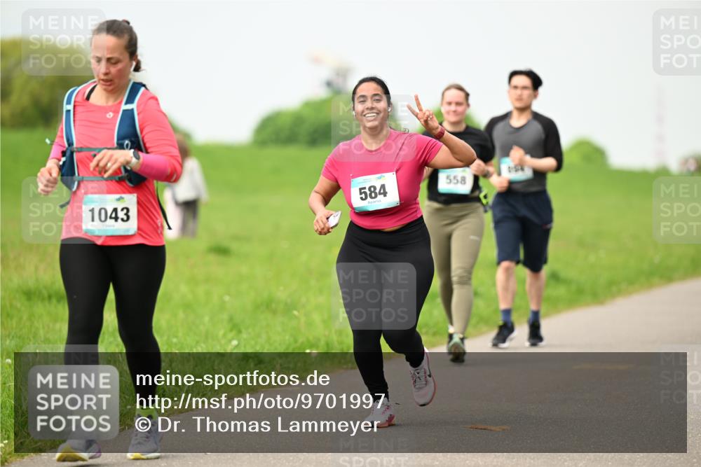 10.05.2026 - 8. Wedeler Halbmarathon Dr. Thomas Lammeyer http://msf.ph/oto/9701997 10.05.2026 11:45:47 Laufen 1043, 584, 558 meine-sportfotos.de