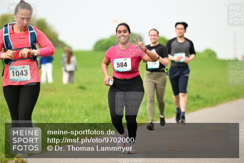 10.05.2026 - 8. Wedeler Halbmarathon Dr. Thomas Lammeyer http://msf.ph/oto/9702000 10.05.2026 11:45:47 Laufen 1043, 584, 558 meine-sportfotos.de