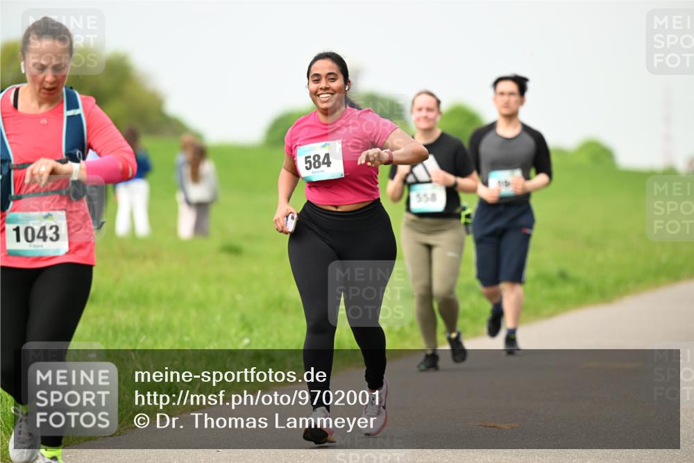 10.05.2026 - 8. Wedeler Halbmarathon Dr. Thomas Lammeyer http://msf.ph/oto/9702001 10.05.2026 11:45:48 Laufen 1043, 584, 558 meine-sportfotos.de