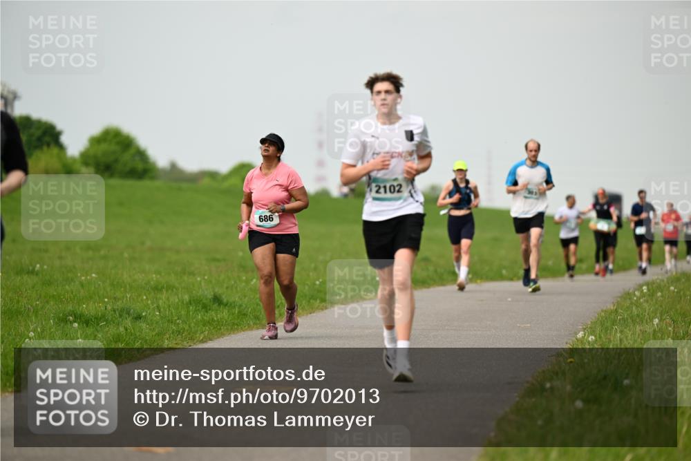 10.05.2026 - 8. Wedeler Halbmarathon Dr. Thomas Lammeyer http://msf.ph/oto/9702013 10.05.2026 11:45:50 Laufen 686, 2102 meine-sportfotos.de
