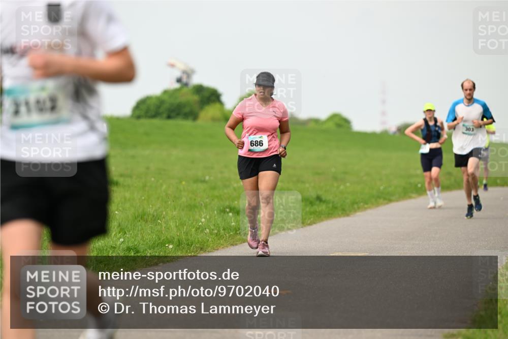 10.05.2026 - 8. Wedeler Halbmarathon Dr. Thomas Lammeyer http://msf.ph/oto/9702040 10.05.2026 11:45:55 Laufen 2102, 686, 303 meine-sportfotos.de