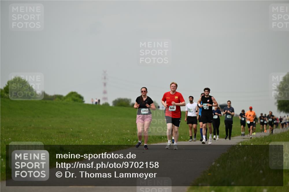 10.05.2026 - 8. Wedeler Halbmarathon Dr. Thomas Lammeyer http://msf.ph/oto/9702158 10.05.2026 11:46:18 Laufen 1053, 946, 2136, 1247 meine-sportfotos.de