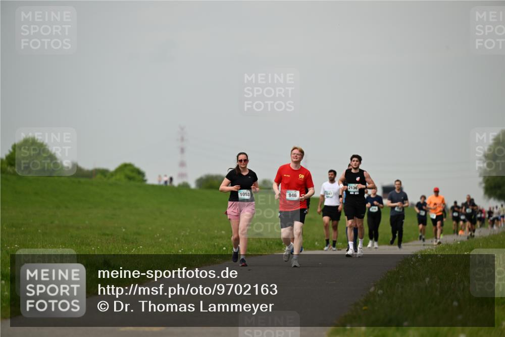 10.05.2026 - 8. Wedeler Halbmarathon Dr. Thomas Lammeyer http://msf.ph/oto/9702163 10.05.2026 11:46:19 Laufen 1053, 946, 247, 2136 meine-sportfotos.de