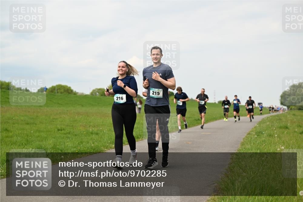 10.05.2026 - 8. Wedeler Halbmarathon Dr. Thomas Lammeyer http://msf.ph/oto/9702285 10.05.2026 11:46:49 Laufen 215, 216 meine-sportfotos.de