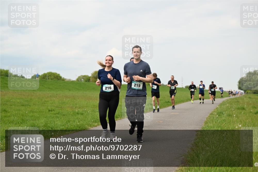 10.05.2026 - 8. Wedeler Halbmarathon Dr. Thomas Lammeyer http://msf.ph/oto/9702287 10.05.2026 11:46:49 Laufen 215, 216 meine-sportfotos.de