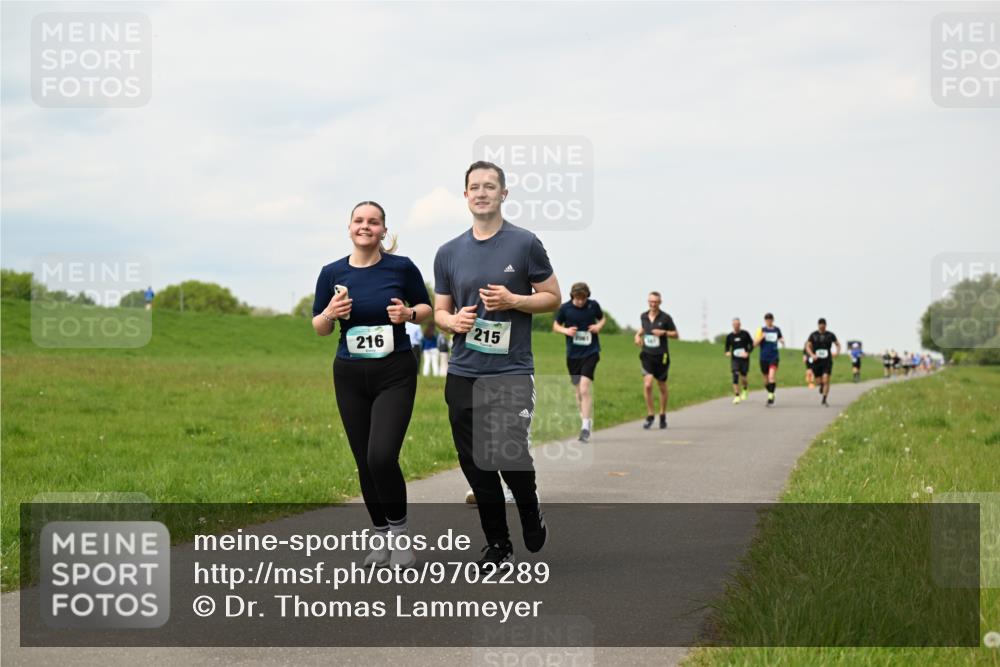 10.05.2026 - 8. Wedeler Halbmarathon Dr. Thomas Lammeyer http://msf.ph/oto/9702289 10.05.2026 11:46:49 Laufen 215, 216 meine-sportfotos.de
