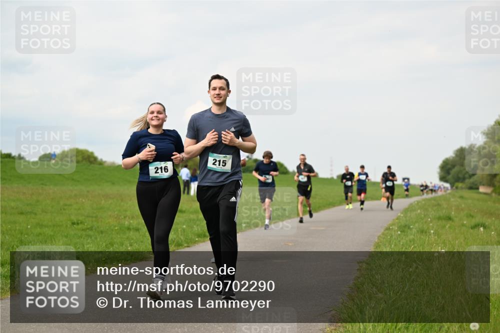 10.05.2026 - 8. Wedeler Halbmarathon Dr. Thomas Lammeyer http://msf.ph/oto/9702290 10.05.2026 11:46:49 Laufen 215, 216 meine-sportfotos.de