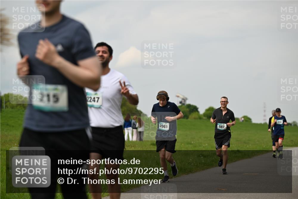 10.05.2026 - 8. Wedeler Halbmarathon Dr. Thomas Lammeyer http://msf.ph/oto/9702295 10.05.2026 11:46:51 Laufen 215, 2247, 250, 587, 2061 meine-sportfotos.de
