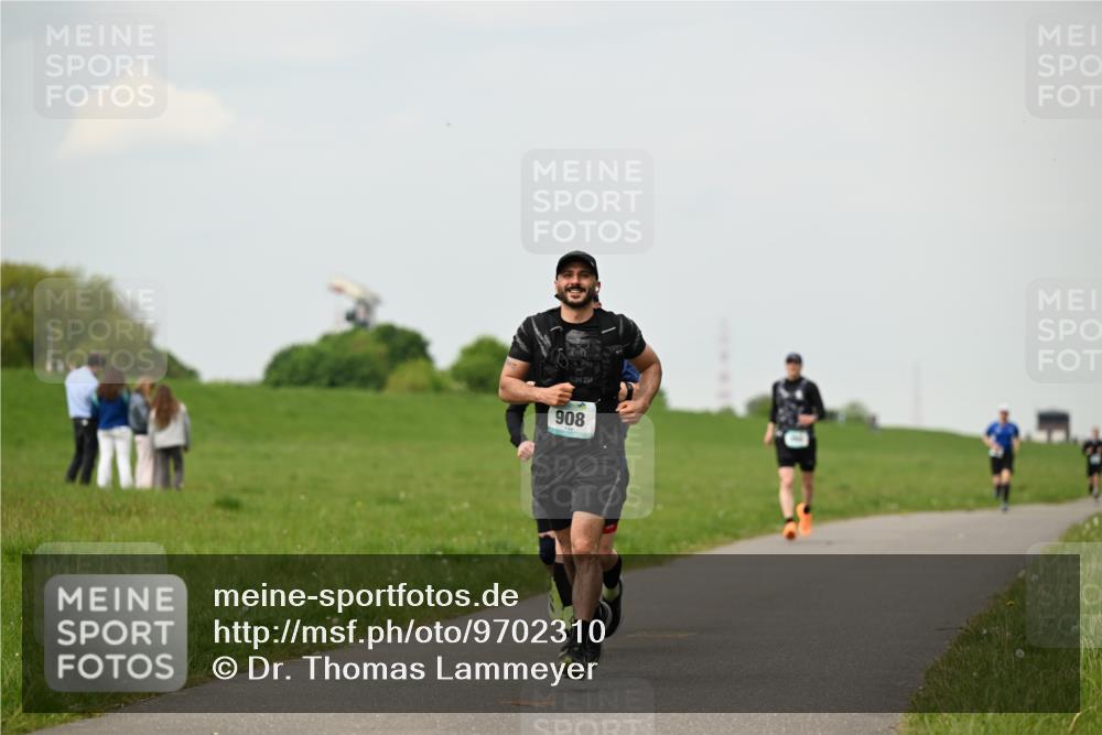 10.05.2026 - 8. Wedeler Halbmarathon Dr. Thomas Lammeyer http://msf.ph/oto/9702310 10.05.2026 11:46:55 Laufen 908 meine-sportfotos.de