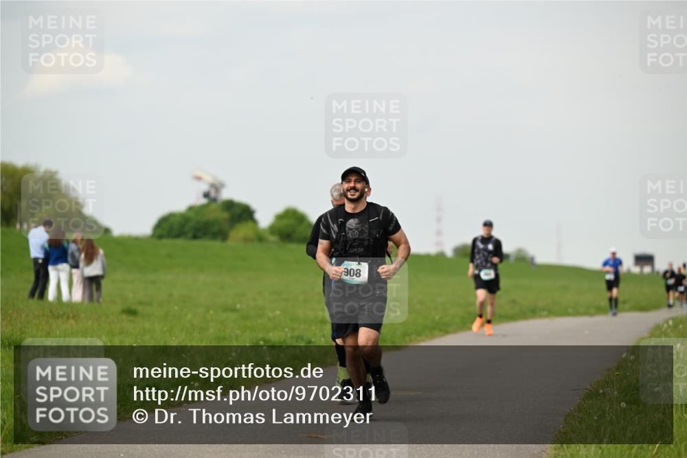 10.05.2026 - 8. Wedeler Halbmarathon Dr. Thomas Lammeyer http://msf.ph/oto/9702311 10.05.2026 11:46:55 Laufen 908 meine-sportfotos.de