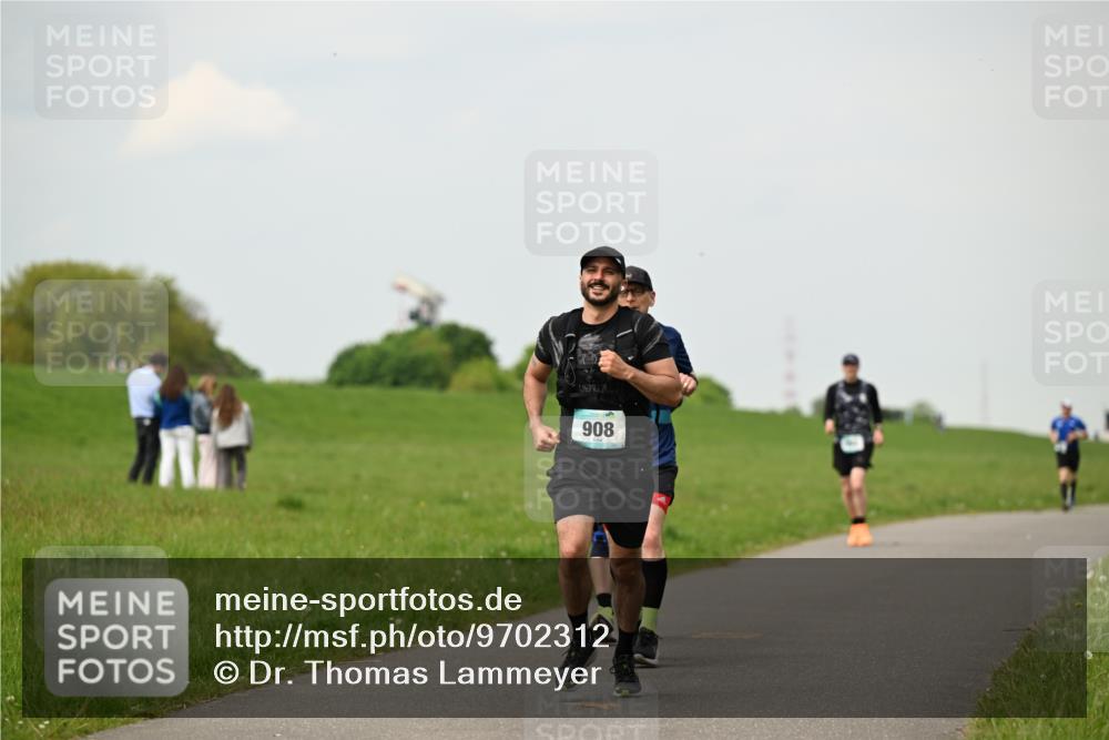 10.05.2026 - 8. Wedeler Halbmarathon Dr. Thomas Lammeyer http://msf.ph/oto/9702312 10.05.2026 11:46:56 Laufen 908 meine-sportfotos.de