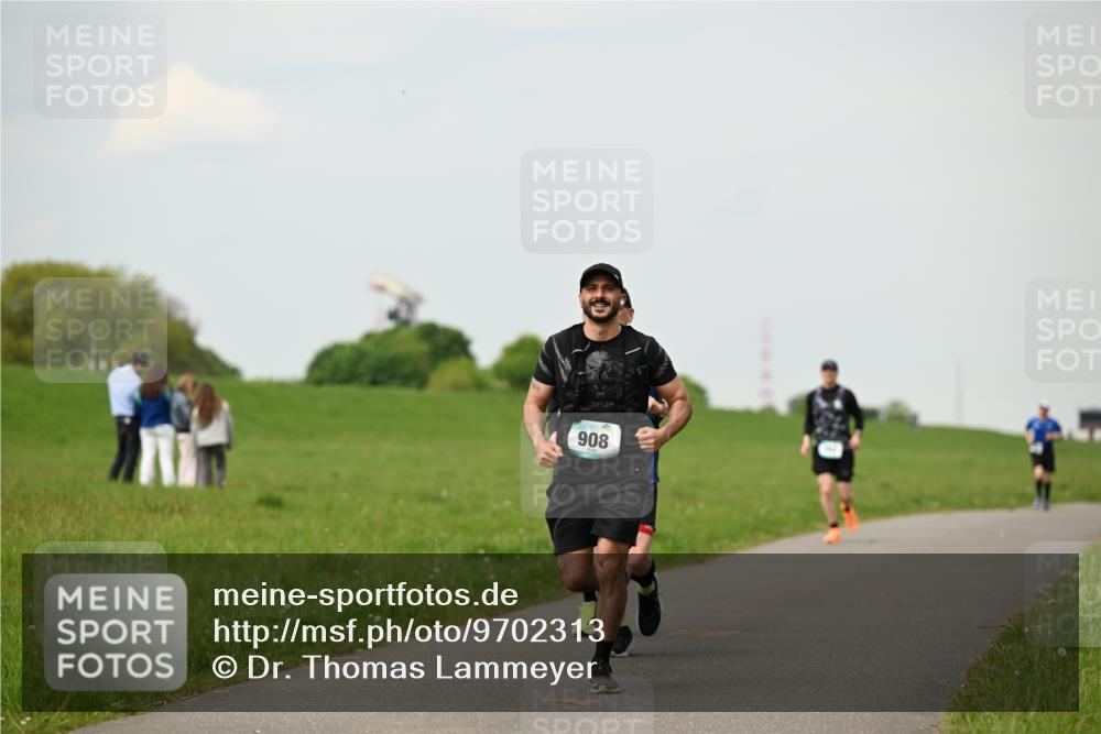 10.05.2026 - 8. Wedeler Halbmarathon Dr. Thomas Lammeyer http://msf.ph/oto/9702313 10.05.2026 11:46:56 Laufen 908 meine-sportfotos.de