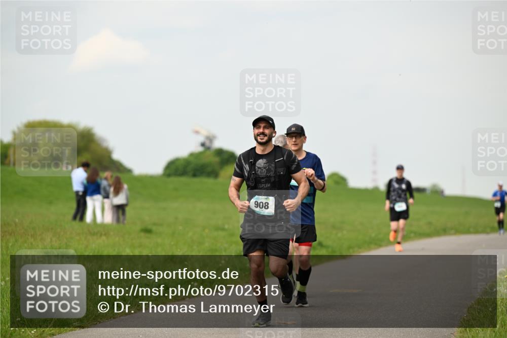 10.05.2026 - 8. Wedeler Halbmarathon Dr. Thomas Lammeyer http://msf.ph/oto/9702315 10.05.2026 11:46:56 Laufen 908 meine-sportfotos.de