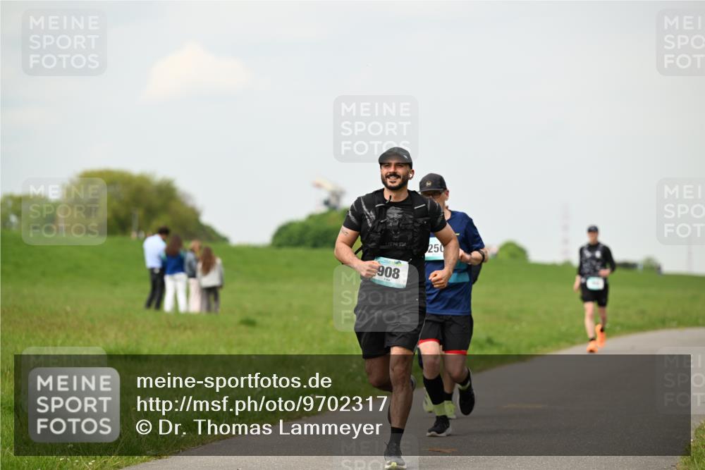 10.05.2026 - 8. Wedeler Halbmarathon Dr. Thomas Lammeyer http://msf.ph/oto/9702317 10.05.2026 11:46:56 Laufen 908, 250 meine-sportfotos.de