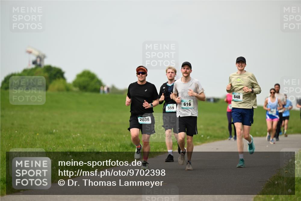 10.05.2026 - 8. Wedeler Halbmarathon Dr. Thomas Lammeyer http://msf.ph/oto/9702398 10.05.2026 11:47:23 Laufen 2039, 559, 848, 616 meine-sportfotos.de