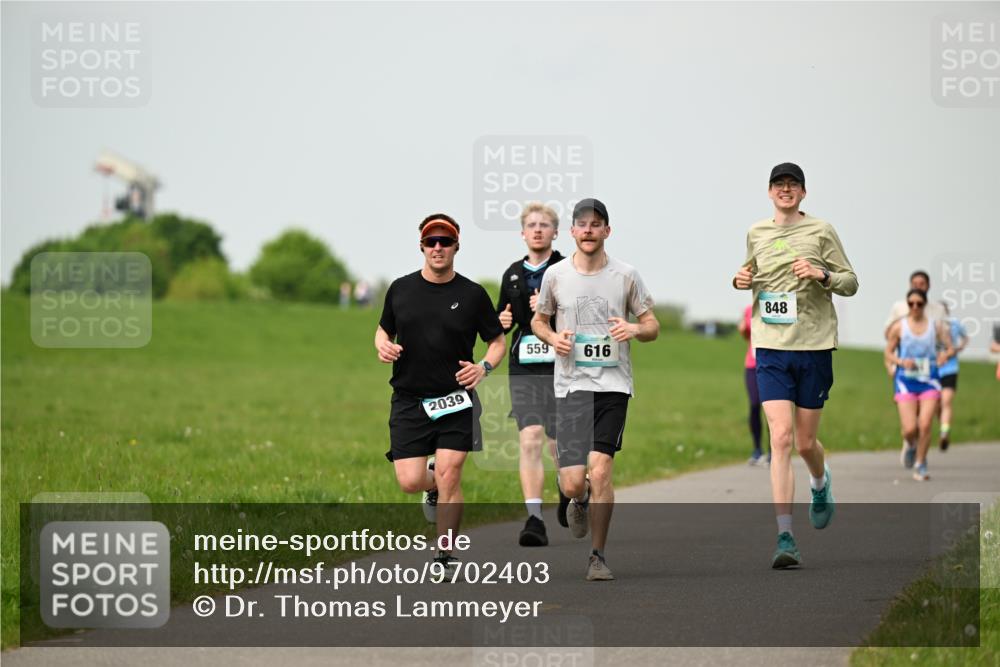 10.05.2026 - 8. Wedeler Halbmarathon Dr. Thomas Lammeyer http://msf.ph/oto/9702403 10.05.2026 11:47:24 Laufen 2039, 559, 616, 848 meine-sportfotos.de