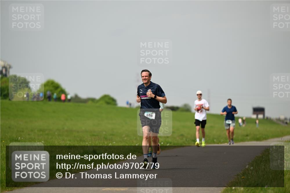 10.05.2026 - 8. Wedeler Halbmarathon Dr. Thomas Lammeyer http://msf.ph/oto/9702779 10.05.2026 11:48:41 Laufen 588 meine-sportfotos.de