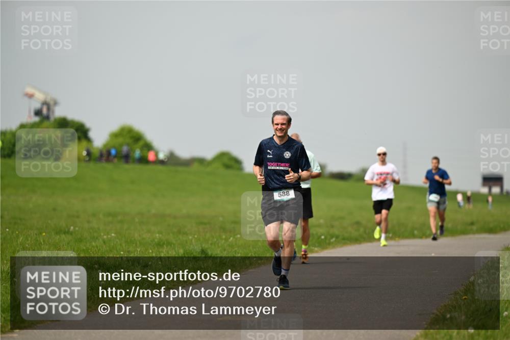 10.05.2026 - 8. Wedeler Halbmarathon Dr. Thomas Lammeyer http://msf.ph/oto/9702780 10.05.2026 11:48:41 Laufen 588 meine-sportfotos.de