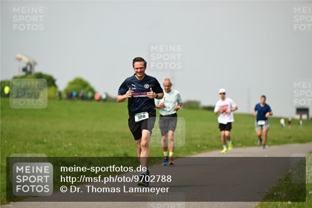 10.05.2026 - 8. Wedeler Halbmarathon Dr. Thomas Lammeyer http://msf.ph/oto/9702788 10.05.2026 11:48:42 Laufen 588, 859 meine-sportfotos.de