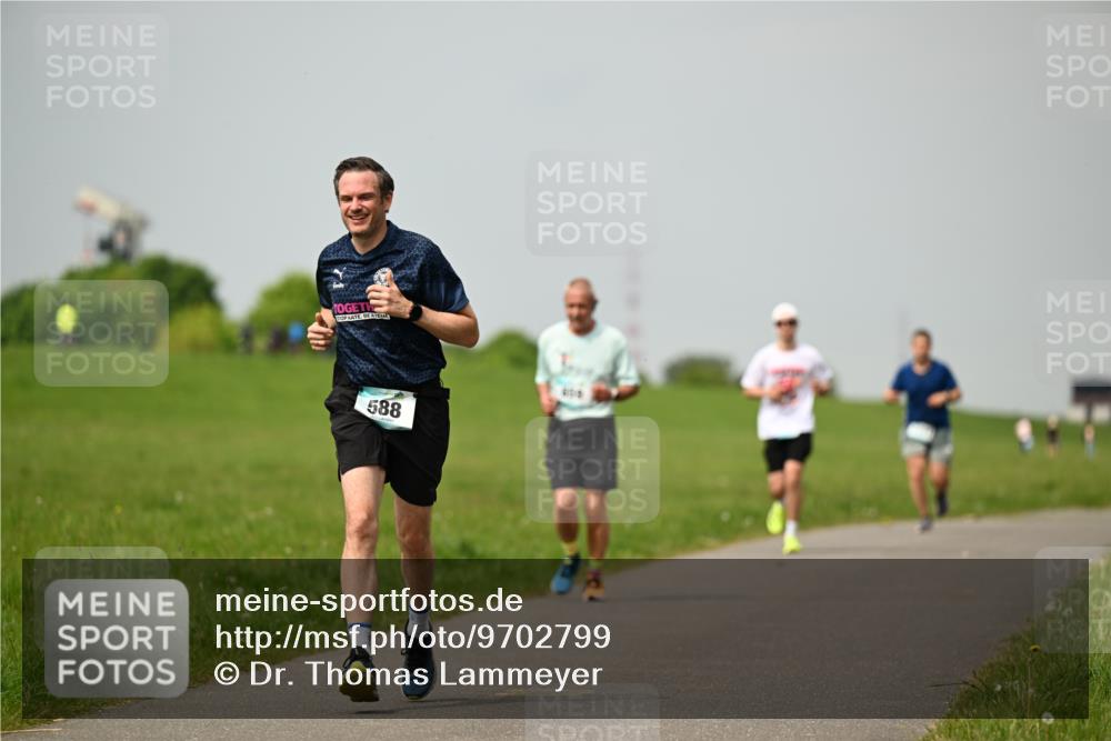 10.05.2026 - 8. Wedeler Halbmarathon Dr. Thomas Lammeyer http://msf.ph/oto/9702799 10.05.2026 11:48:43 Laufen 588, 4316 meine-sportfotos.de
