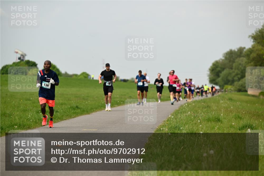 10.05.2026 - 8. Wedeler Halbmarathon Dr. Thomas Lammeyer http://msf.ph/oto/9702912 10.05.2026 11:49:22 Laufen 136 meine-sportfotos.de