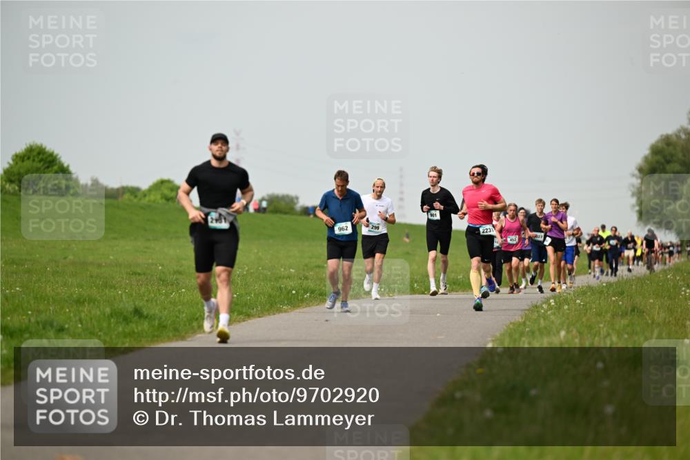10.05.2026 - 8. Wedeler Halbmarathon Dr. Thomas Lammeyer http://msf.ph/oto/9702920 10.05.2026 11:49:24 Laufen 962, 299, 901, 2231, 452, 027 meine-sportfotos.de