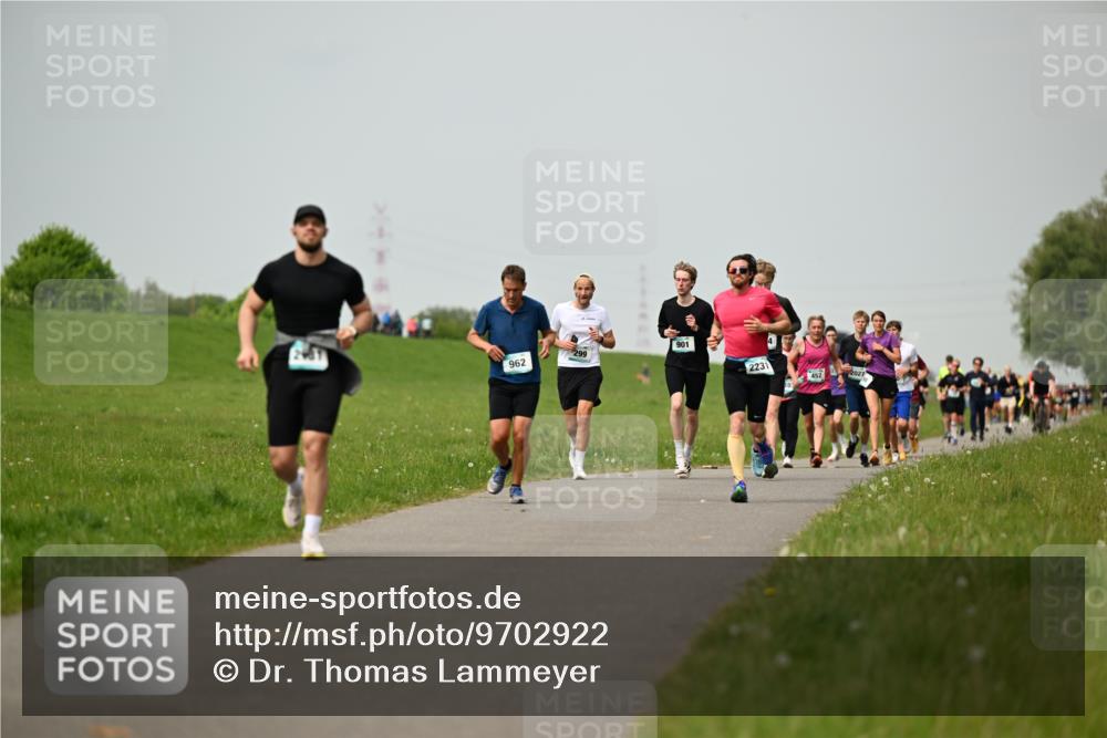 10.05.2026 - 8. Wedeler Halbmarathon Dr. Thomas Lammeyer http://msf.ph/oto/9702922 10.05.2026 11:49:24 Laufen 299, 962, 901, 2231, 452, 2027 meine-sportfotos.de
