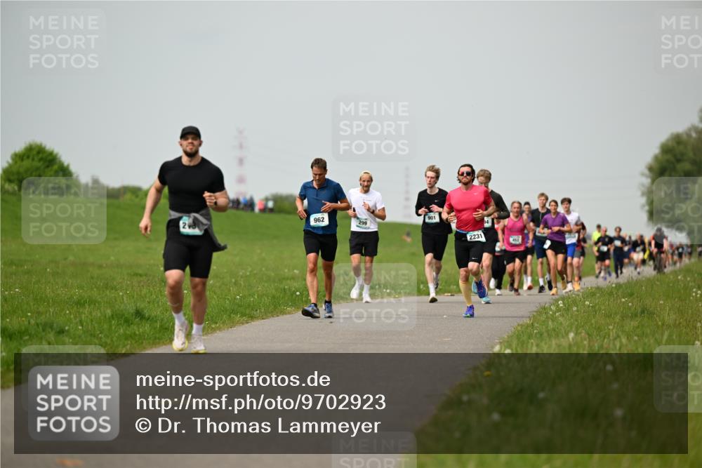 10.05.2026 - 8. Wedeler Halbmarathon Dr. Thomas Lammeyer http://msf.ph/oto/9702923 10.05.2026 11:49:24 Laufen 962, 901, 299, 2231, 452 meine-sportfotos.de