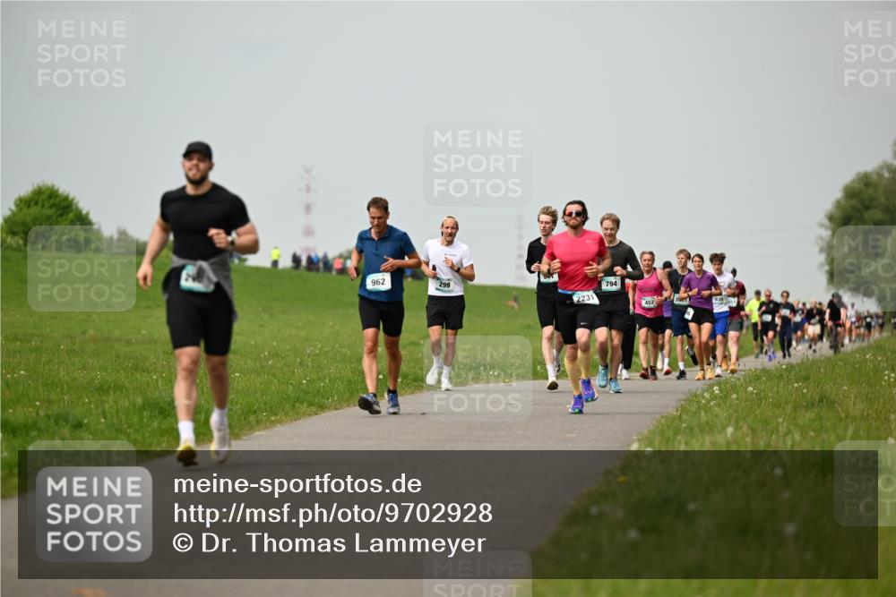 10.05.2026 - 8. Wedeler Halbmarathon Dr. Thomas Lammeyer http://msf.ph/oto/9702928 10.05.2026 11:49:25 Laufen 962, 299, 2231, 794, 452 meine-sportfotos.de