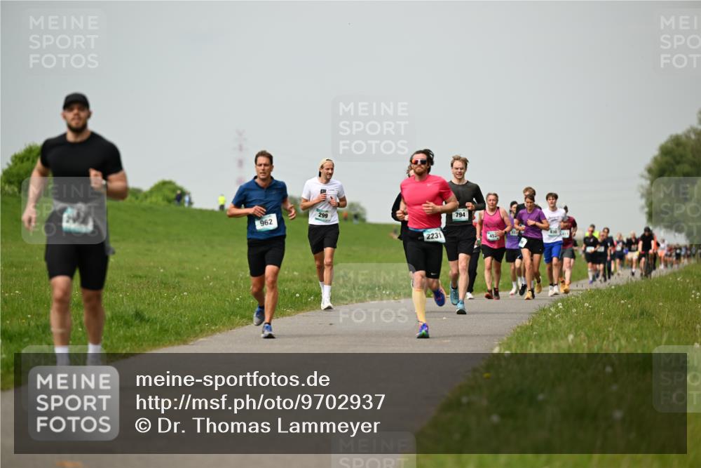 10.05.2026 - 8. Wedeler Halbmarathon Dr. Thomas Lammeyer http://msf.ph/oto/9702937 10.05.2026 11:49:27 Laufen 962, 299, 2231, 794, 452 meine-sportfotos.de