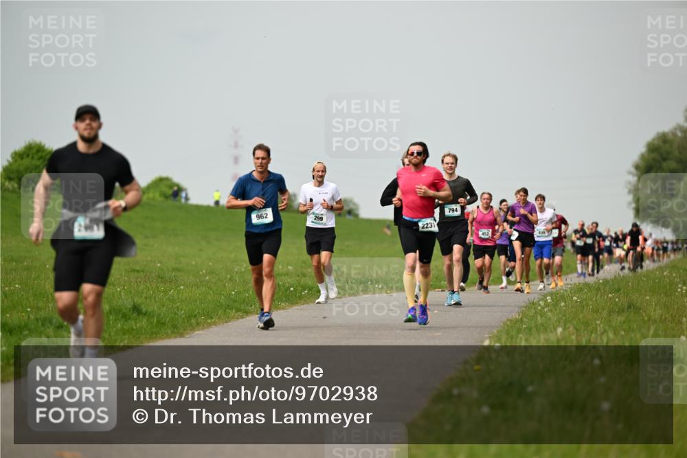 10.05.2026 - 8. Wedeler Halbmarathon Dr. Thomas Lammeyer http://msf.ph/oto/9702938 10.05.2026 11:49:27 Laufen 962, 299, 2231, 794, 452 meine-sportfotos.de