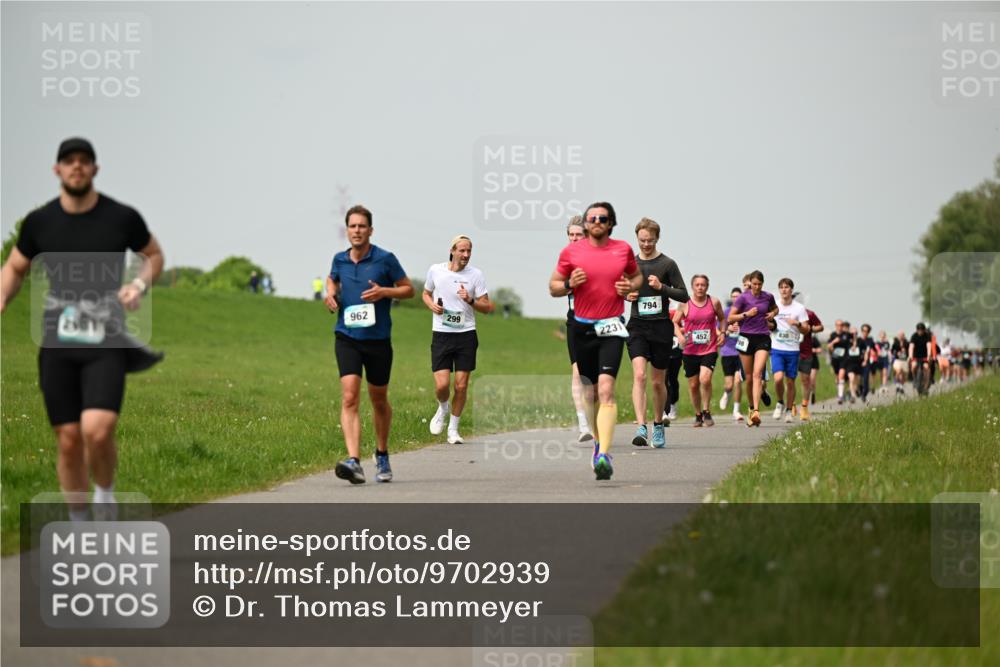 10.05.2026 - 8. Wedeler Halbmarathon Dr. Thomas Lammeyer http://msf.ph/oto/9702939 10.05.2026 11:49:27 Laufen 962, 299, 2231, 794, 452, 830 meine-sportfotos.de