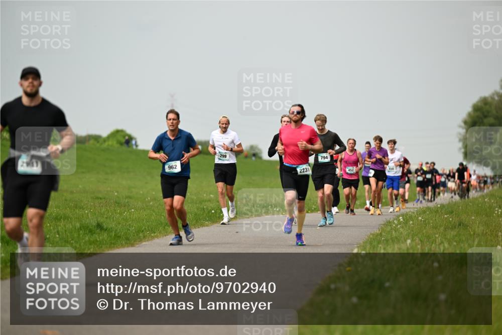 10.05.2026 - 8. Wedeler Halbmarathon Dr. Thomas Lammeyer http://msf.ph/oto/9702940 10.05.2026 11:49:27 Laufen 299, 962, 2231, 794, 452 meine-sportfotos.de