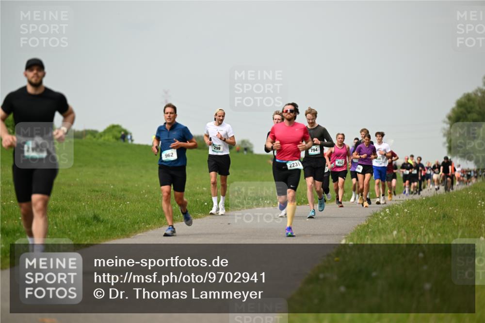 10.05.2026 - 8. Wedeler Halbmarathon Dr. Thomas Lammeyer http://msf.ph/oto/9702941 10.05.2026 11:49:27 Laufen 299, 962, 2231, 794, 452 meine-sportfotos.de