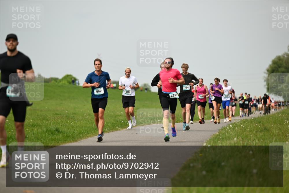 10.05.2026 - 8. Wedeler Halbmarathon Dr. Thomas Lammeyer http://msf.ph/oto/9702942 10.05.2026 11:49:27 Laufen 962, 299, 2231, 794, 452 meine-sportfotos.de