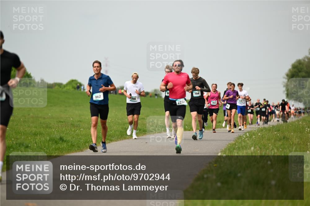 10.05.2026 - 8. Wedeler Halbmarathon Dr. Thomas Lammeyer http://msf.ph/oto/9702944 10.05.2026 11:49:28 Laufen 962, 299, 2231, 794, 452, 830 meine-sportfotos.de