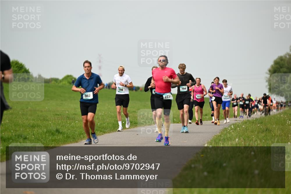 10.05.2026 - 8. Wedeler Halbmarathon Dr. Thomas Lammeyer http://msf.ph/oto/9702947 10.05.2026 11:49:28 Laufen 299, 962, 2231, 794, 452, 830 meine-sportfotos.de