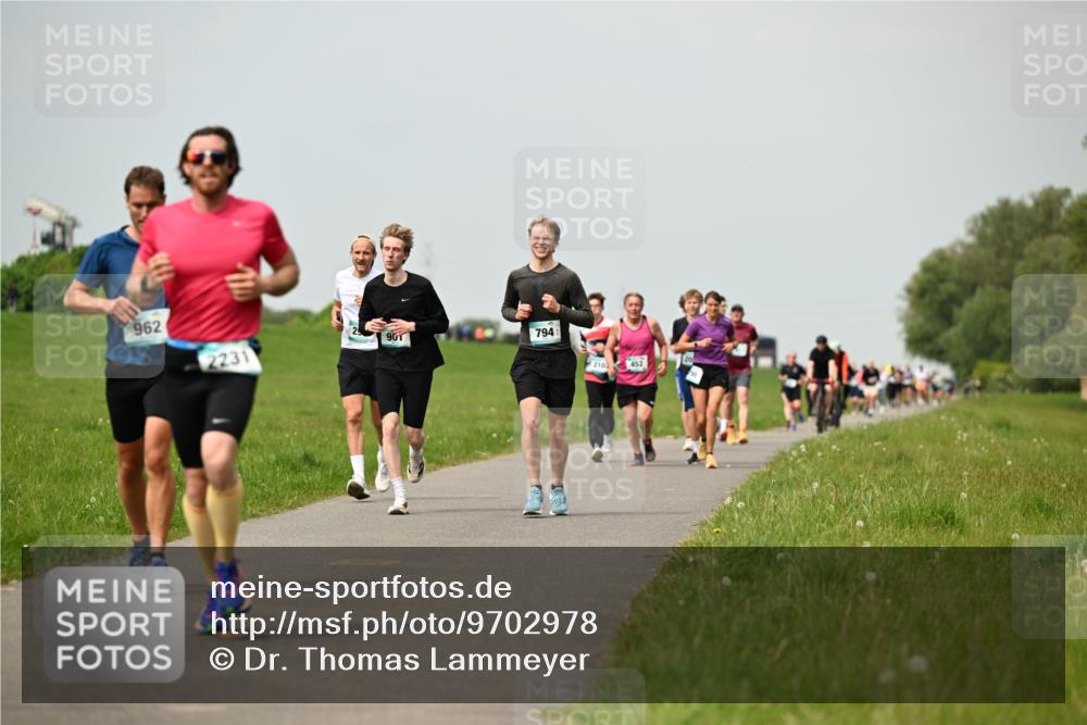 10.05.2026 - 8. Wedeler Halbmarathon Dr. Thomas Lammeyer http://msf.ph/oto/9702978 10.05.2026 11:49:33 Laufen 962, 901, 2231, 794, 2103, 452 meine-sportfotos.de