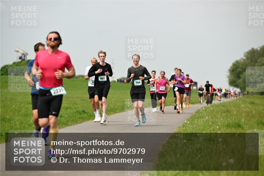 10.05.2026 - 8. Wedeler Halbmarathon Dr. Thomas Lammeyer http://msf.ph/oto/9702979 10.05.2026 11:49:33 Laufen 2231, 901, 794, 210, 452 meine-sportfotos.de