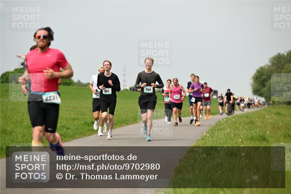 10.05.2026 - 8. Wedeler Halbmarathon Dr. Thomas Lammeyer http://msf.ph/oto/9702980 10.05.2026 11:49:33 Laufen 901, 794, 2231, 452 meine-sportfotos.de