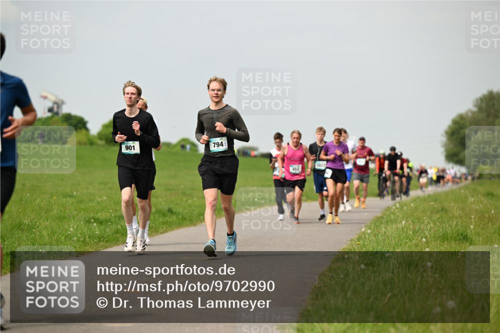 10.05.2026 - 8. Wedeler Halbmarathon Dr. Thomas Lammeyer http://msf.ph/oto/9702990 10.05.2026 11:49:35 Laufen 901, 794, 452, 2027 meine-sportfotos.de