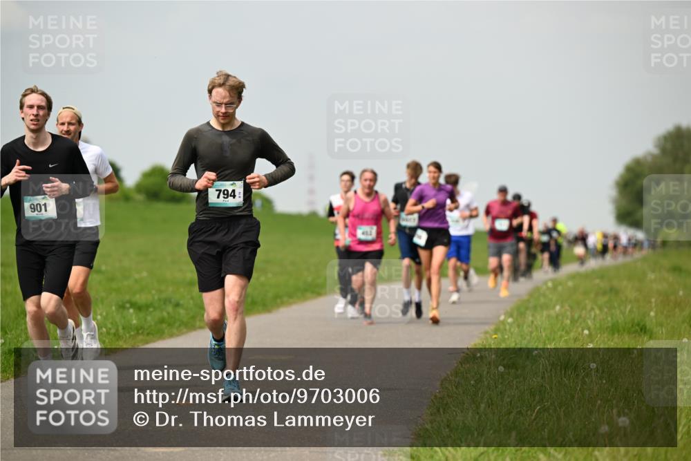 10.05.2026 - 8. Wedeler Halbmarathon Dr. Thomas Lammeyer http://msf.ph/oto/9703006 10.05.2026 11:49:37 Laufen 794, 901 meine-sportfotos.de